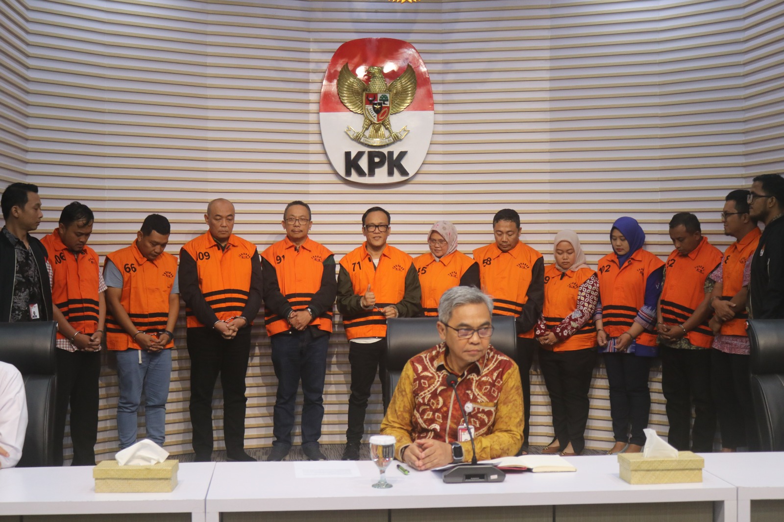 Tersangka yang terjaring OTT KPK. (foto: Sulindo/Iqyanut Taufik)