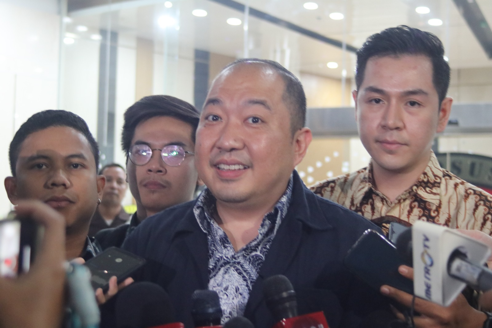 Iwan Kurniawan Lukminto saat dipanggil Kejagung untuk dimintai keterangan pada 23 juni 2025. (foto: Sulindo/Iqyanut Taufik)