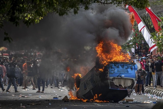 Massa membakar mobil polisi saat berunjuk rasa di Kabupaten Pati, Jawa Tengah, Rabu (13/8/2025). Foto: Aji Styawan/ANTARA FOTO