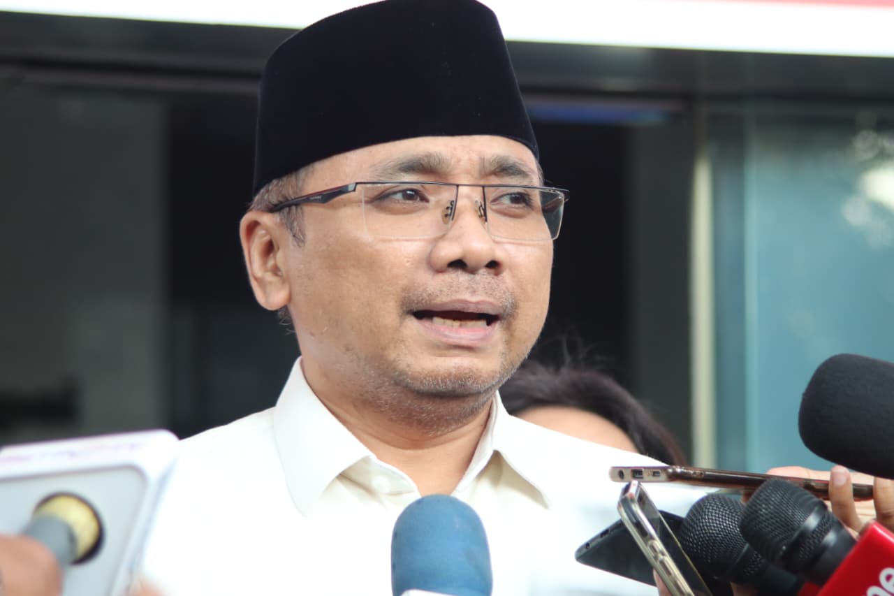Eks Menag, Yaqut Qoumas saat keluar dari Gedung KPK setelah diperiksa sekitar 7 jam. (Foto: Sulindo/Iqyanut Taufik)