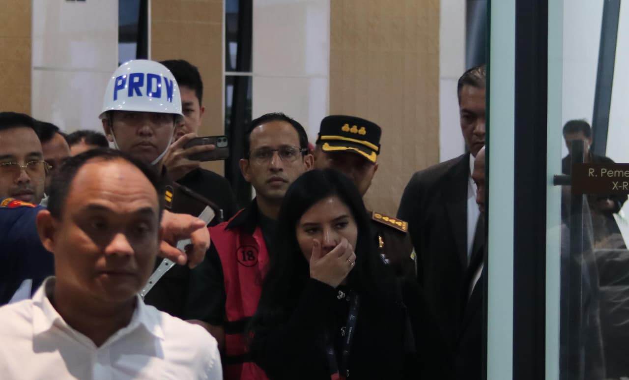 Nadiem Makarim saat keluar dari Gedung Bundar Jampidsus Kejagung dengan memakai rompi pink. (Foto: Sulindo/Iqyanut Taufik)