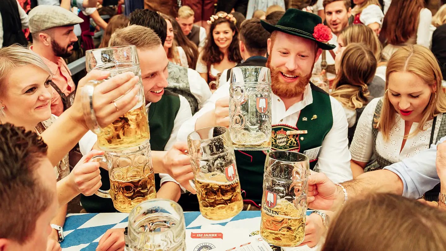 Perayaan Oktoberfest selalu dimeriahkan dengan bir dan makanan yang melimpah. (Sumber: GetYourGuide)