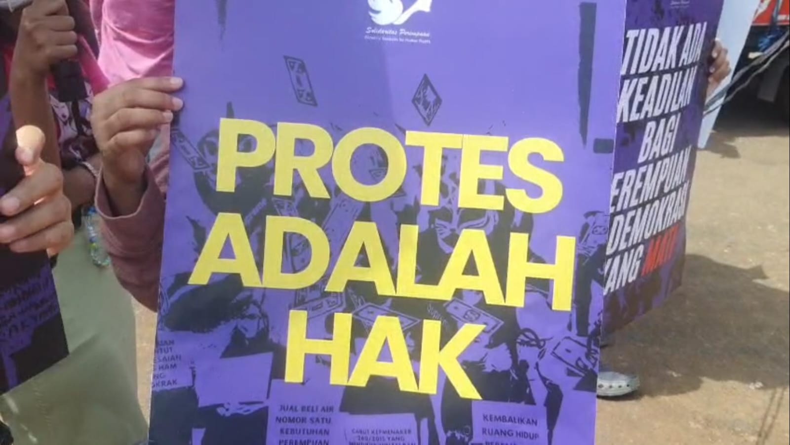 Poster salah satu Pendemo dari Aliansi Perempuan Indonesia. (Foto: Sulindo/Iqyanut Taufik)