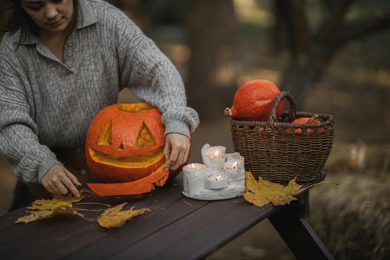 Mengukir labu menjadi Jack-o’-Lantern adalah salah satu tradisi Halloween. (Sumber: Pexels)