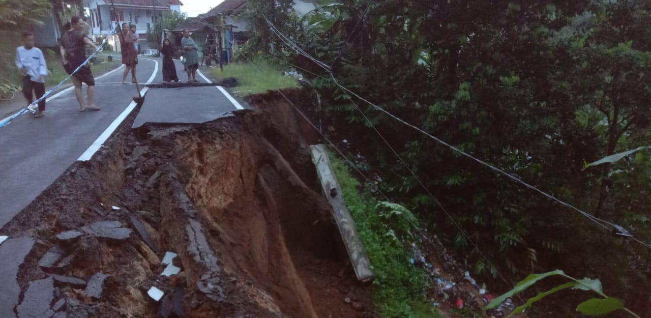 Longsor Gerus TPT Jalan Raya Cipasung–Subang, Separuh Badan Jalan Turun