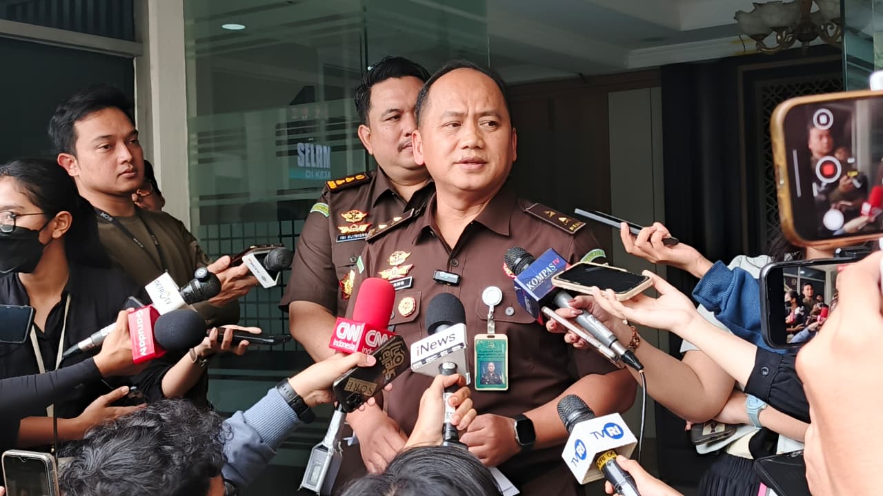 Kejagung Serahkan Kasi Datun Kejari HSU ke KPK Usai Terjaring OTT di Kalsel