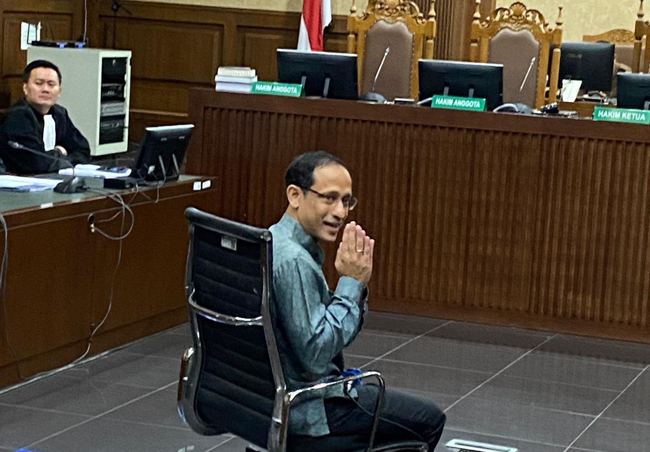 Nadiem Akhirnya Hadir di Persidangan, Terlihat Tersenyum