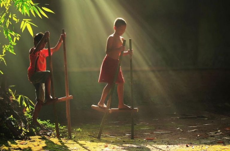 Egrang dalam Budaya Indonesia dan Afrika