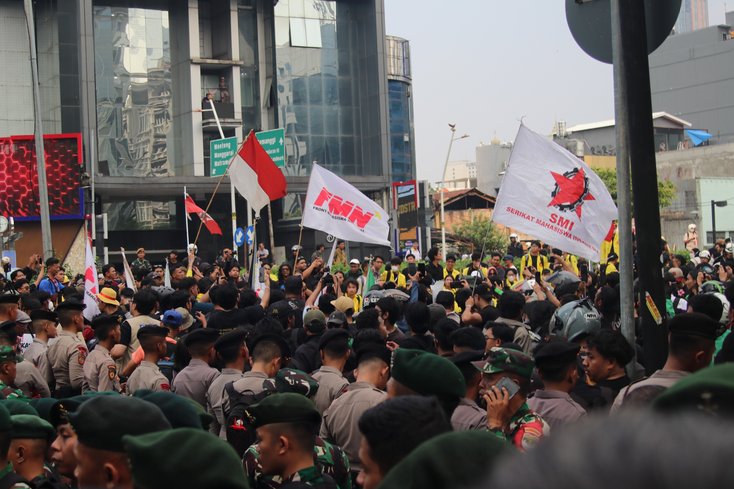 Massa Aksi BEM UI Dihadang TNI-Polri di Depan Bank UOB Thamrin