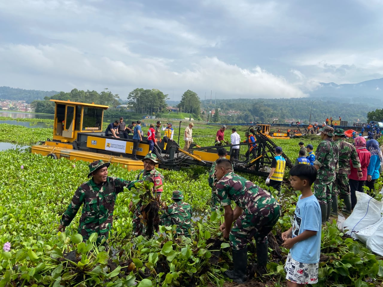 Ratusan Warga dan Instansi Bersihkan Eceng Gondok di Waduk Darma Kuningan