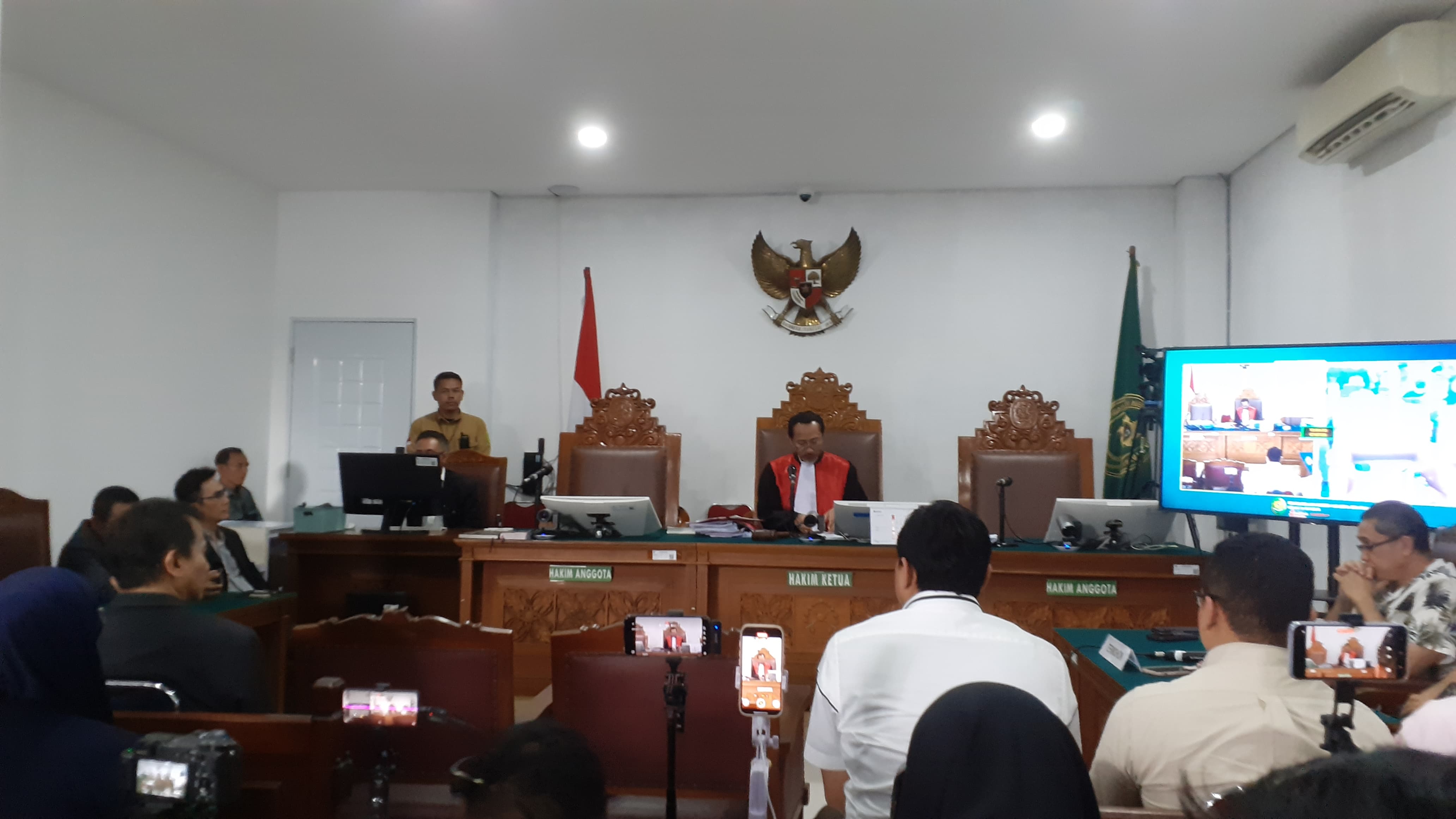 Hakim Kabulkan Sebagian Prapid Roy Suryo